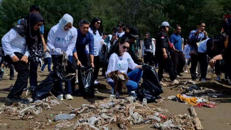 Arumi Bachsin Peringati Hari Lingkungan Hidup Sedunia Dengan Aksi Tanam Pohon Dan Bersih-Bersih Pantai di Tulungagung
