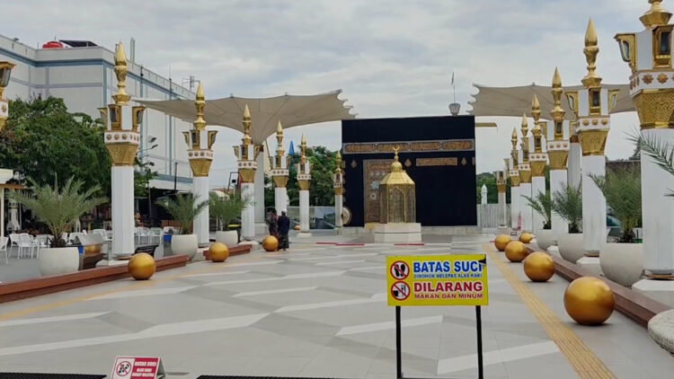 Vandalisme Coretan Tangan Cemari Replika Kiswah Kakbah di Pahlawan Religi Centre