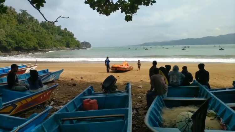 Operasi Pencarian Anak Hilang Terseret Ombak di Pantai Konang, Trenggalek
