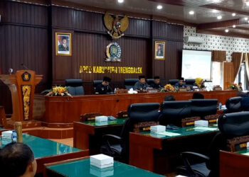 Bupati Trenggalek Sampaikan Penjelasan RPJMD Dan LKPJ Dalam Rapat Paripurna