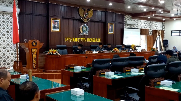 Bupati Trenggalek Sampaikan Penjelasan RPJMD Dan LKPJ Dalam Rapat Paripurna