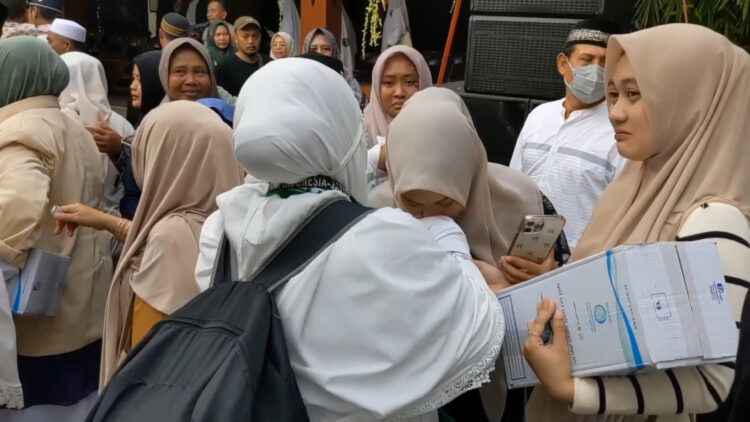 Tangis Haru Sambut Kedatangan Ratusan Jamaah Haji Trenggalek
