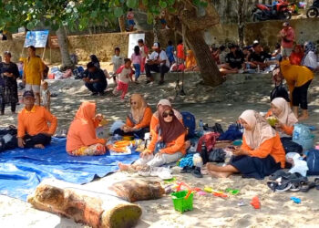 Ribuan Wisatawan Padati Pantai Mutiara Trenggalek Saat Libur Sekolah