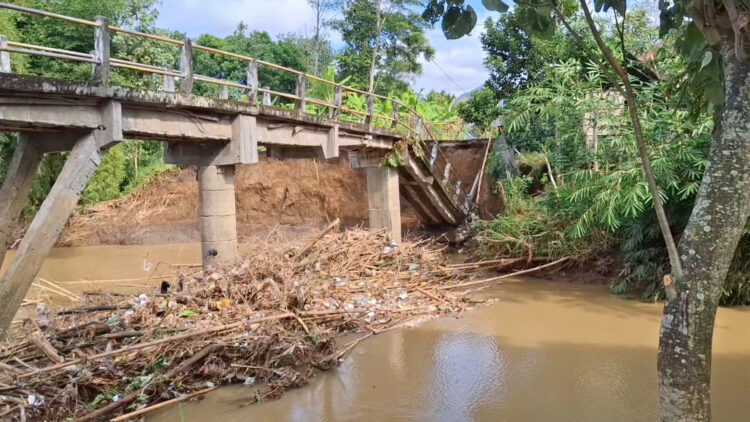 Tergerus Banjir, Jembatan di Desa Suwaru Putus Total