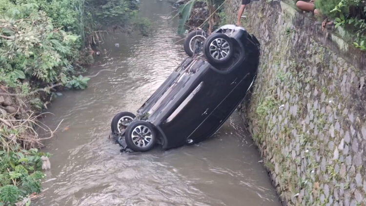 Mobil DPRD Tulungagung Tercemplung ke Sungai, Dua Luka Ringan