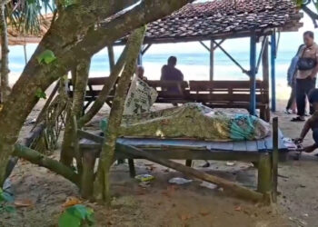 Perahu Pecah Dihantam Ombak, Nelayan Asal Lombok Tenggelam di Pantai Molang Tulungagung