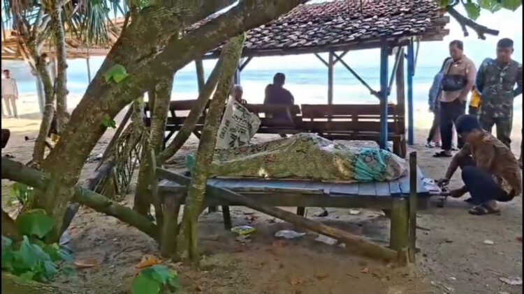 Perahu Pecah Dihantam Ombak, Nelayan Asal Lombok Tenggelam di Pantai Molang Tulungagung