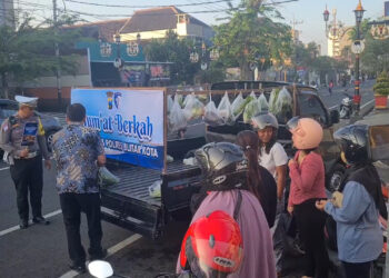 Satlantas Polres Blitar Kota Bagikan Paket Sayur pada Ibu-Ibu dalam Rangka Operasi Patuh Semeru