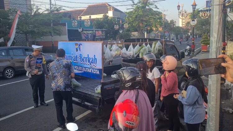 Satlantas Polres Blitar Kota Bagikan Paket Sayur pada Ibu-Ibu dalam Rangka Operasi Patuh Semeru