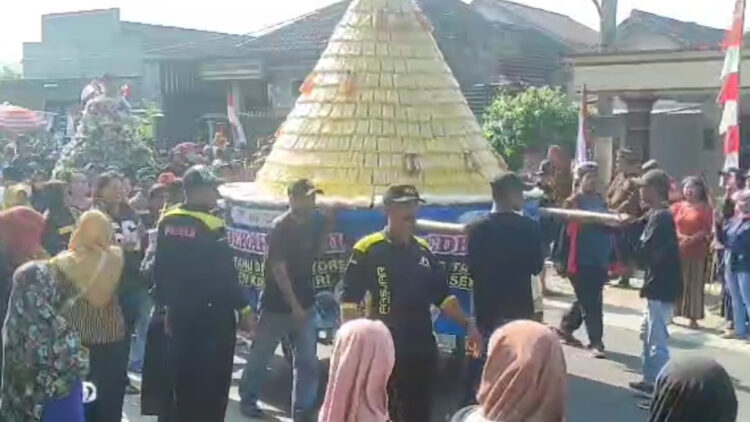 Ratusan Warga Antusias Rebut Tumpeng Tahu dalam Tradisi Grebeg Suro di Toyoresmi