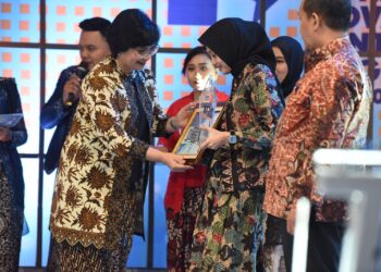 Mbak Wali Raih Penghargaan Kepala Daerah Inovatif Kategori Pengembangan Ekonomi Daerah Berbasis Potensi Lokal