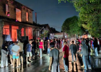 Kebakaran Hebat Lalap Toko dan Gudang Kayu di Kota Kediri