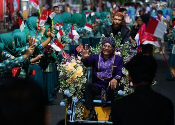 Delegasi APEKSI Naik Becak Susuri Jalan Dhoho Kota Kediri, Disambut Keramahan Warga