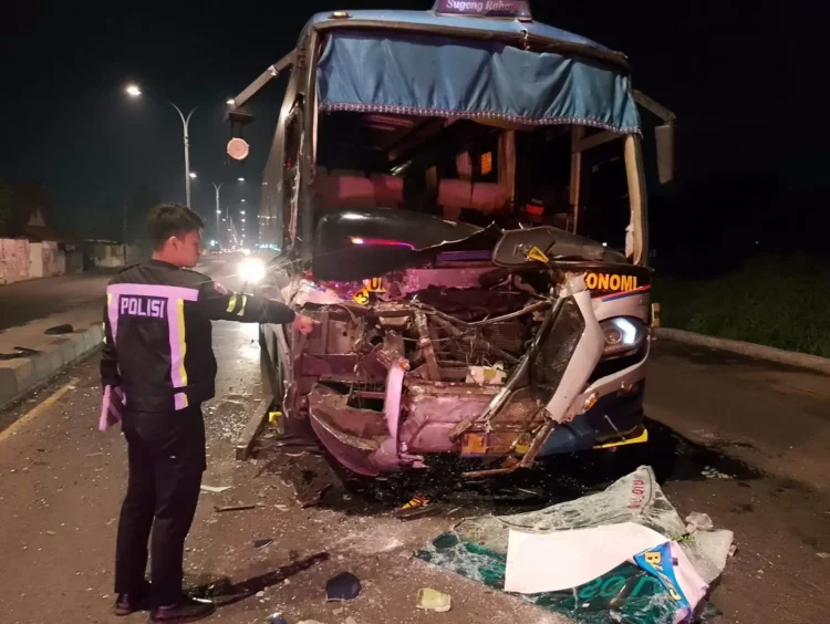 Bus Sugeng Rahayu Tabrak Truk di Lampu Merah Mojoagung, Sopir Diduga Mengantuk