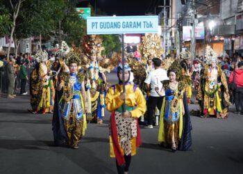 Jaga Warisan Budaya, PT Gudang Garam Ramaikan Apeksi Nite Carnival dengan Using Tema Panji-Sekartaji