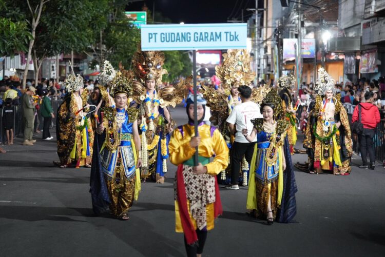 Jaga Warisan Budaya, PT Gudang Garam Ramaikan Apeksi Nite Carnival dengan Using Tema Panji-Sekartaji