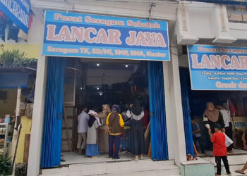 Toko Seragam Sekolah di Mojoroto Diserbu Warga Jelang Tahun Ajaran Baru