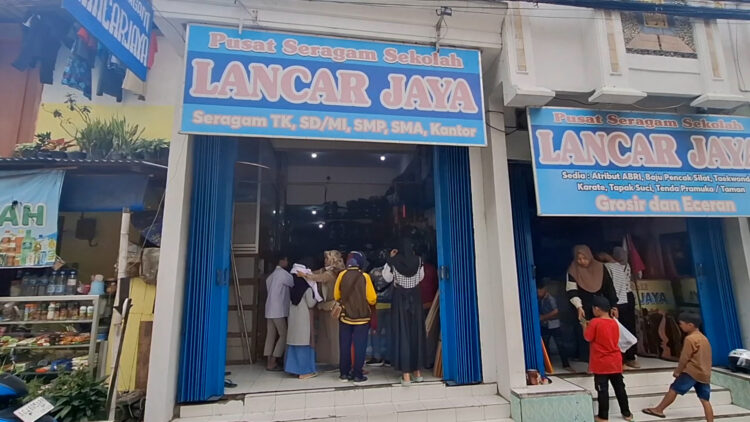 Toko Seragam Sekolah di Mojoroto Diserbu Warga Jelang Tahun Ajaran Baru