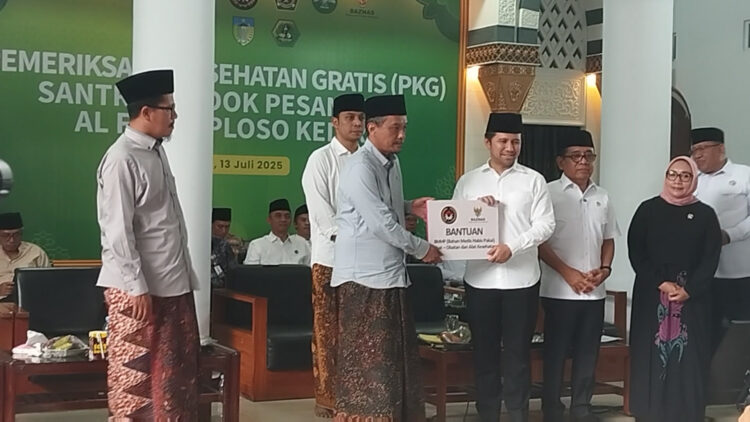 Menko PMK Kunjungi Ponpes Al Falah Kediri, Bawa Program Kesehatan Gratis untuk Santri