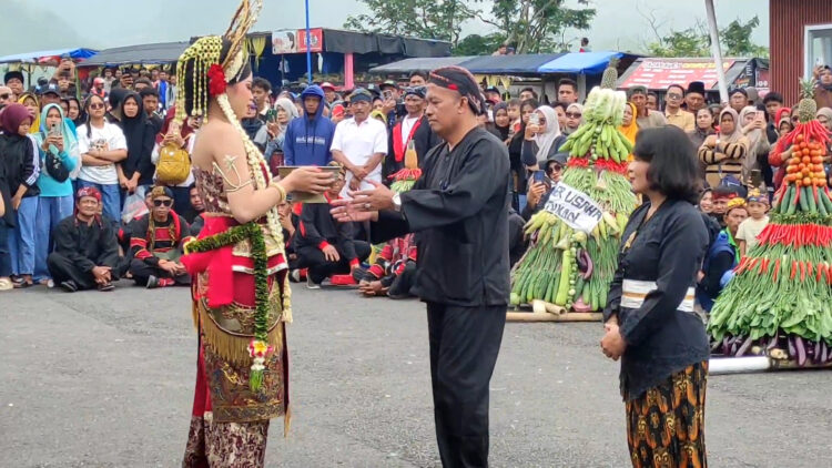 Ritual Sesaji dan Kirab Gunungan, Warga Gunung Kelud Kediri Mensyukuri Hasil Panen
