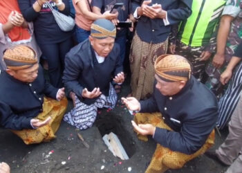 Warga Kandangan Gelar Tradisi Mendhem Golek Kencono, Wujud Syukur dan Penolak Bala