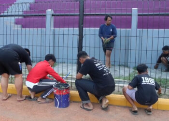 Suporter Persik Gelar Aksi Bersih-Bersih Stadion Brawijaya