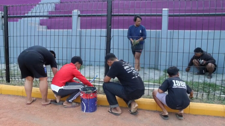 Suporter Persik Gelar Aksi Bersih-Bersih Stadion Brawijaya