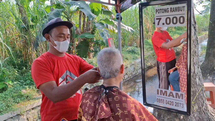 Tukang Cukur Rambut Bawah Pohon Bertahan DiTengah Modernisasi