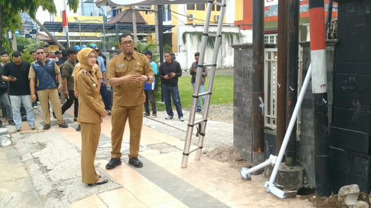 Wali Kota Kediri Tinjau Jalan Brawijaya, Puluhan Tiang Telekomunikasi Ilegal Akan Dicabut