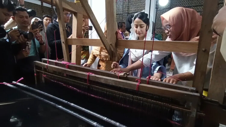 Wamendag Kunjungi Sentra Tenun Ikat Kediri, Dorong Ekspor UMKM ke 33 Negara