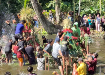 Ritual Syukur Sumber Air Ubalan Warga Desa Jarak Kirab Gunungan dan Guyur Air Penuh Sukacita