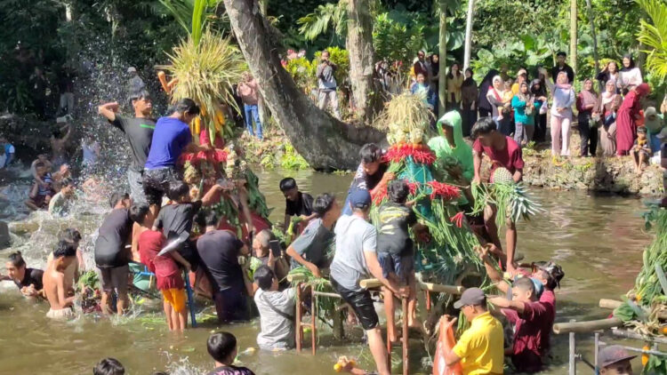 Ritual Syukur Sumber Air Ubalan Warga Desa Jarak Kirab Gunungan dan Guyur Air Penuh Sukacita