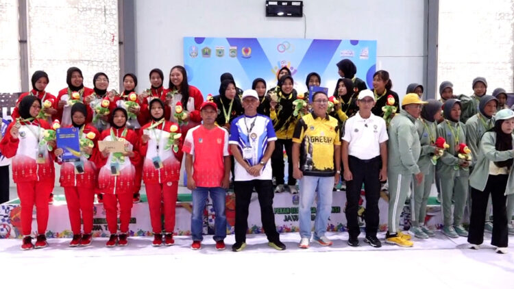 Tampil Memukau di Porprov IX Jatim, Drumband Kabupaten Kediri Raih Medali Perak dan Perunggu