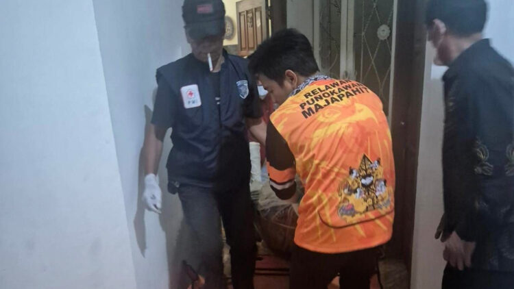 Pria Asal Sidoarjo Ditemukan Tewas Membusuk di Kamar Kos Mojokerto