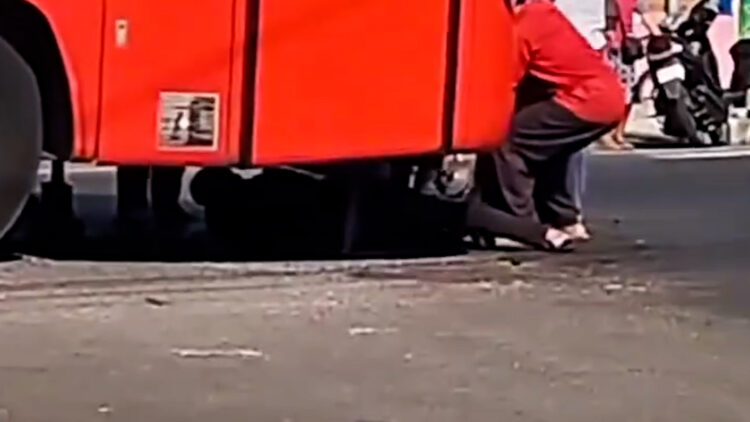 Bus Harapan Jaya Diduga Ngeblong, Senggol Pengendara Motor di Simpang Empat Terminal lama Kediri