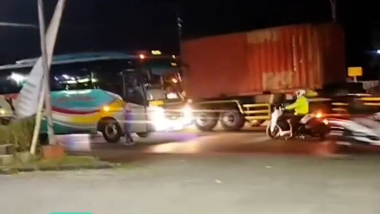 Nekat Terobos Perlintasan Kereta, Bus Sumber Selamat Dipukul Mundur Polisi