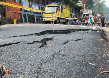 Ruas Jalan Nasional Trenggalek Pacitan Ambles, Retakan Tanah Merembet ke Permukiman Warga