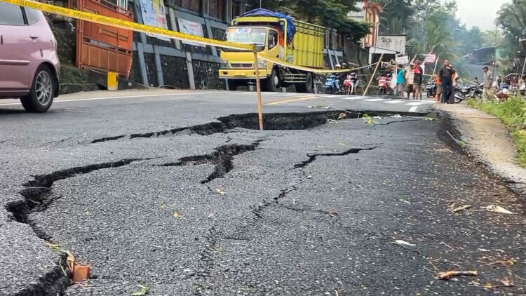 Ruas Jalan Nasional Trenggalek Pacitan Ambles, Retakan Tanah Merembet ke Permukiman Warga