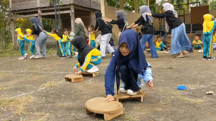 Anak-Anak di Widoro Ceria Bermain Tradisional, KKN Mahasiswa Galakkan Kembali Budaya Lokal
