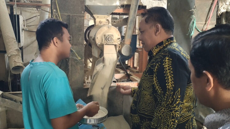 Cegah Peredaran Beras Oplosan, DPRD Jatim Tinjau Produsen di Kediri