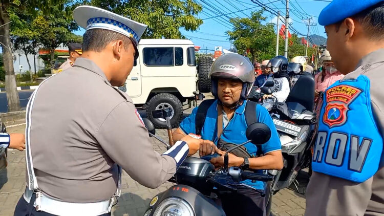 Operasi Patuh Semeru 2025, Polres Trenggalek Tindak Ratusan Pelanggar di Simpang Tiga Widowati