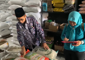 Dinas Koperasi Dan Perdagangan Trenggalek Melakukan Sidak Terhadap Distributor Beras, Deteksi Dini Beras Oplosan