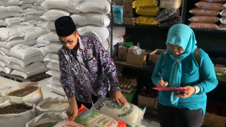Dinas Koperasi Dan Perdagangan Trenggalek Melakukan Sidak Terhadap Distributor Beras, Deteksi Dini Beras Oplosan