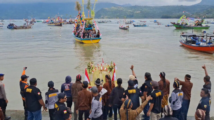 Ratusan Warga Padati Pantai Popoh Ikuti Tradisi Larung Semboyo, Simbol Syukur dan Pelestarian Budaya