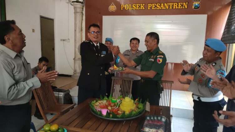 Sinergisitas TNI-POLRI warnai peringatan Hari Bhayangkara ke-79 di Polsek Pesantren