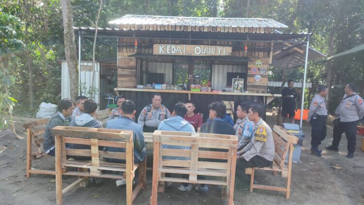 Kapolsek Pesantren Sambang Warga, Sampaikan Pesan Kamtibmas di Tengah Suasana Ngopi Bersama