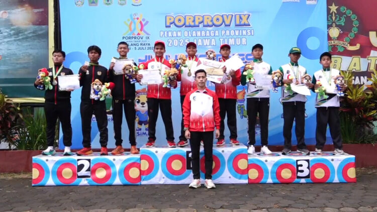 Ketua KONI Kabupaten Kediri Sematkan Medali Emas kepada Atlet Regu Nasional Putra Cabor Panahan di Porprov IX Jawa Timur