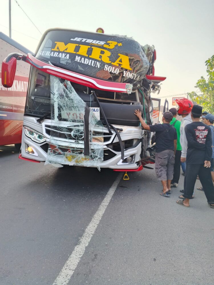Diduga Hendak Menyalip Kecelakaan Bus Mira Tabrak Truk Parkir Hingga Terperosok Ke Sungai Di Jombang