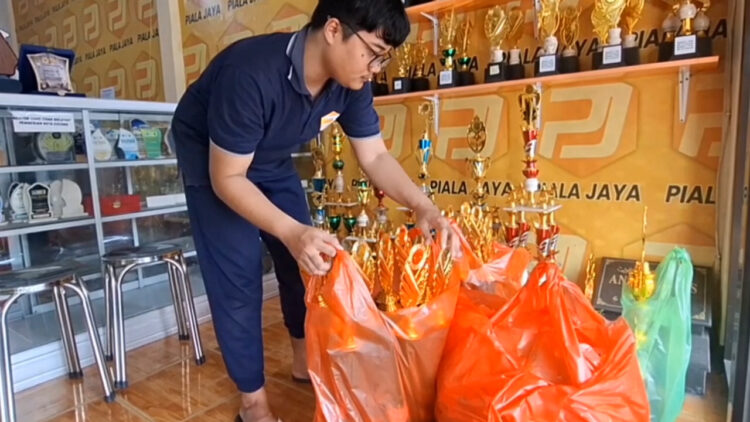 Peringatan Hut RI Penjualan Piala Meningkat Dua Kali Lipat