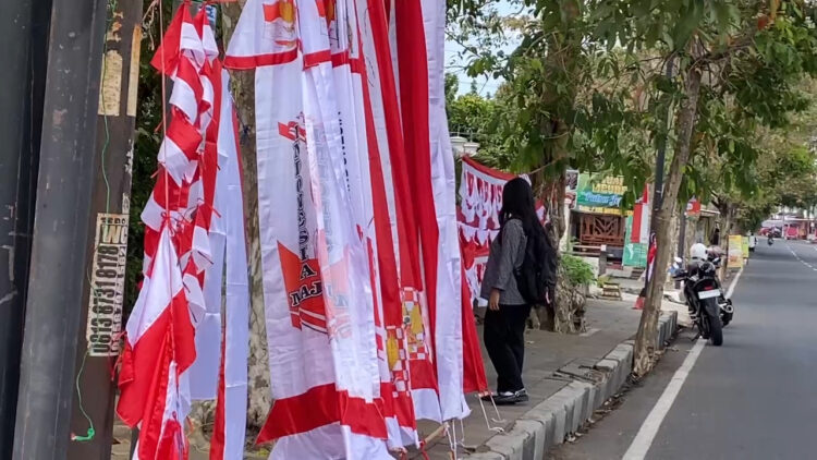Jelang HUT RI ke-80, Penjualan Bendera Merah Putih di Blitar Menurun, Bendera One Piece Justru Dicari